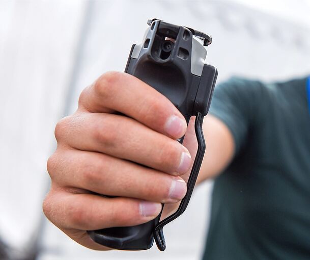 Der unbekannte Pfefferspray-Sprüher wird von der Polizei gesucht. Der unbekannte Pfefferspray-Sprüher wird von der Polizei gesucht.