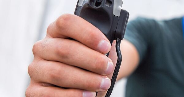 Der unbekannte Pfefferspray-Sprüher wird von der Polizei gesucht.