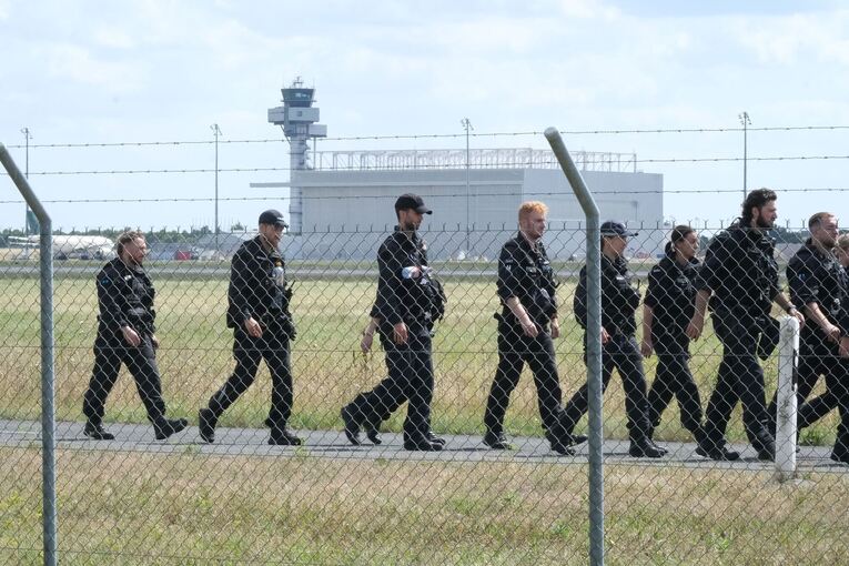 Polizisten auf dem Flughafen Leipzig/Halle