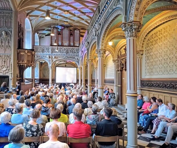 Gespannt auf den Wohlklang der neuen Königin-Katharina-Orgel: Die Kirche im Alten Schloss ist beim Einweihungskonzert mit Kay Johannsen dicht besetzt.