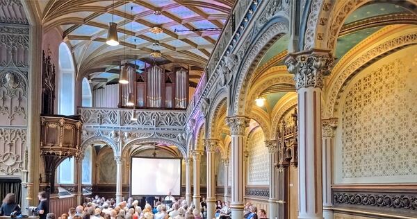 Gespannt auf den Wohlklang der neuen Königin-Katharina-Orgel: Die Kirche im Alten Schloss ist beim Einweihungskonzert mit Kay Johannsen dicht besetzt.