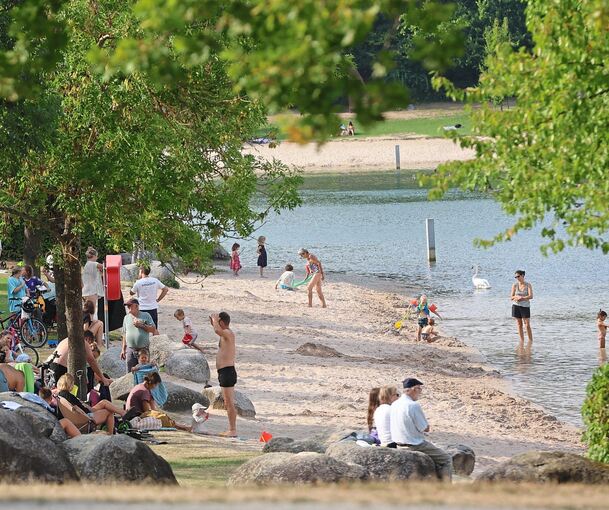 Sandburgen bauen, entspannen und im Wasser planschen: Am Breitenauer See kann man einen entspannten Tag verbringen.