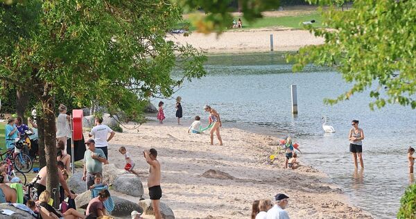 Sandburgen bauen, entspannen und im Wasser planschen: Am Breitenauer See kann man einen entspannten Tag verbringen.