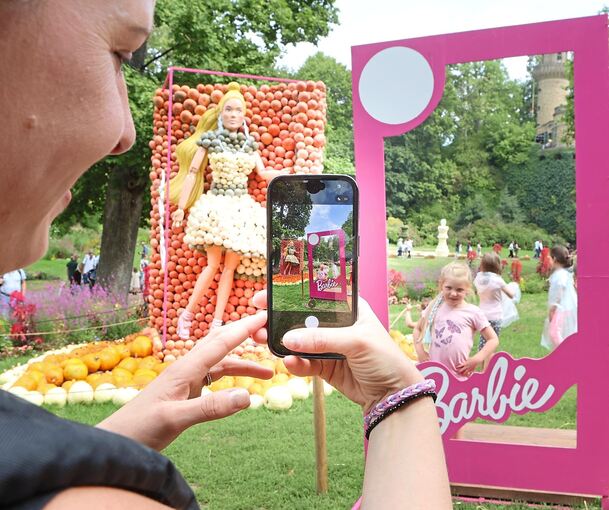 Der Selfiepunkt in pinkfarbenem Rahmen vor der Barbiefigur steht vor allem bei Mädchen hoch im Kurs.