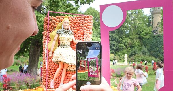 Der Selfiepunkt in pinkfarbenem Rahmen vor der Barbiefigur steht vor allem bei Mädchen hoch im Kurs.