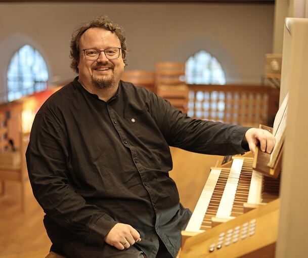 Martin Schmeding an der Orgel in der Besigheimer Stadtkirche.