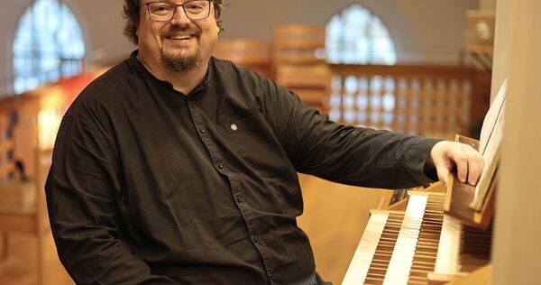 Martin Schmeding an der Orgel in der Besigheimer Stadtkirche.