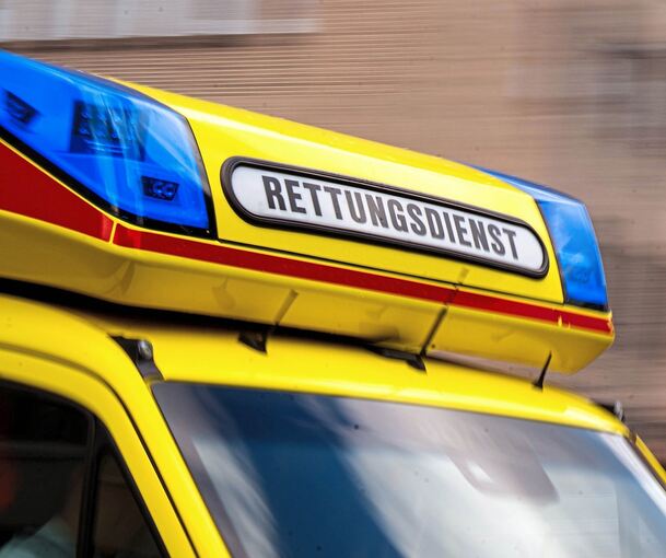 Die Frau muss ins Krankenhaus gebracht werden. Die Frau muss ins Krankenhaus gebracht werden.