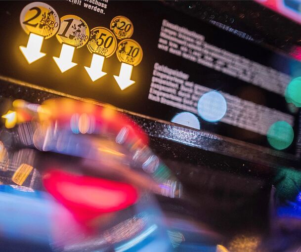 Einbrecher brechen einen Geldspielautomaten auf. Einbrecher brechen einen Geldspielautomaten auf.