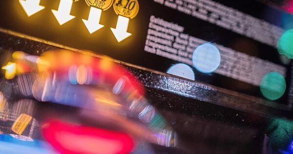 Einbrecher brechen einen Geldspielautomaten auf. Einbrecher brechen einen Geldspielautomaten auf.