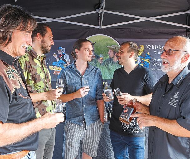 Wolfgang Fessler (rechts) fachsimpelt mit seinen Gästen über Whisky. In der Fessler-Mühle gab es aber nicht nur Destillate aus dem eigenen Haus zu verkosten.