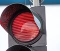 Ein Pkw fährt bei Rot über die B27. Ein Pkw fährt bei Rot über die B27.
