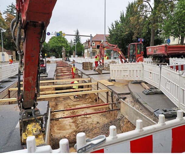 In der Schorndorfer Straße verlegen die Stadtwerke bis zum Ende der Ferien Fernwärmeleitungen. Hier geht es bis 18. September nur einspurig voran. Zum Krankenhaus geht es von einer Seite nur über die Neckar-, Robert-Koch- und Harteneckstraße.