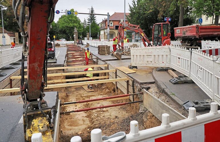 In der Schorndorfer Straße verlegen die Stadtwerke bis zum Ende der Ferien Fernwärmeleitungen. Hier geht es bis 18. September nu In der Schorndorfer Straße verlegen die Stadtwerke bis zum Ende der Ferien Fernwärmeleitungen. Hier geht es bis 18. September nur einspurig voran. Zum Krankenhaus geht es von einer Seite nur über die Neckar-, Robert-Koch- und Harteneckstraße.