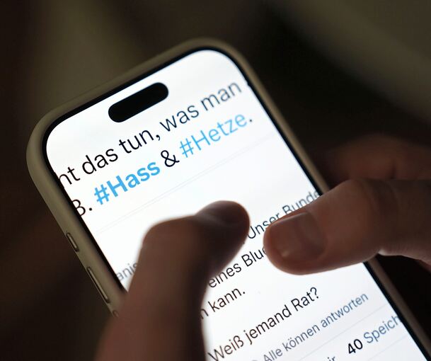 Mehr Bildungsarbeit für „Resilienz im digitalen Raum“ verspricht die Jugendstiftung – und räumt ihre Meldestelle ab.
