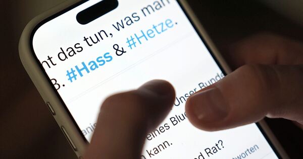 Mehr Bildungsarbeit für „Resilienz im digitalen Raum“ verspricht die Jugendstiftung – und räumt ihre Meldestelle ab. Mehr Bildungsarbeit für „Resilienz im digitalen Raum“ verspricht die Jugendstiftung – und räumt ihre Meldestelle ab.