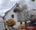 Aus dem obersten Stockwerk des Hauses kommt dicker Qualm. Aus dem obersten Stockwerk des Hauses kommt dicker Qualm.