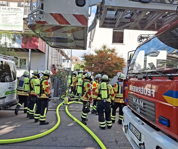 Die Feuerwehr ist mit mehreren Fahrzeugen im Einsatz. Die Feuerwehr ist mit mehreren Fahrzeugen im Einsatz.