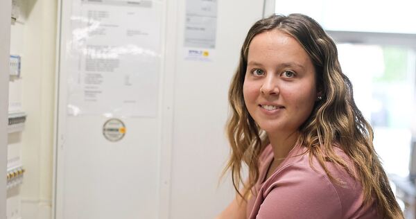 Die angehende Elektrikermeisterin Sarah Jetter brennt fürs Handwerk – und will auch andere Frauen dafür begeistern. Die angehende Elektrikermeisterin Sarah Jetter brennt fürs Handwerk – und will auch andere Frauen dafür begeistern.
