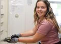 Die angehende Elektrikermeisterin Sarah Jetter brennt fürs Handwerk – und will auch andere Frauen dafür begeistern. Die angehende Elektrikermeisterin Sarah Jetter brennt fürs Handwerk – und will auch andere Frauen dafür begeistern.