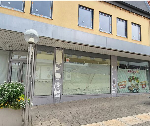 Noch sind die Schaufenster zugeklebt, doch ein Plakat rechts kündigt bereits groß an, was kommen wird: Çiğköfte, eine türkische Spezialität.