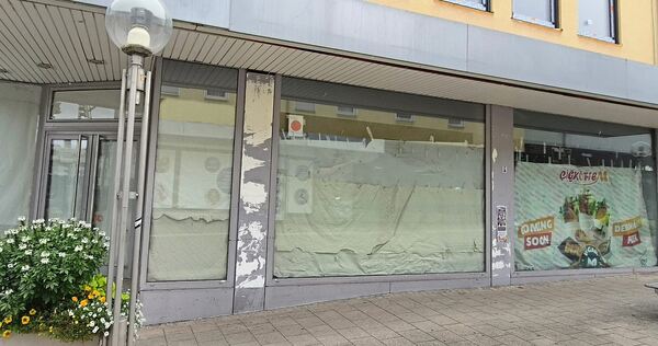 Noch sind die Schaufenster zugeklebt, doch ein Plakat rechts kündigt bereits groß an, was kommen wird: Çiğköfte, eine türkische Noch sind die Schaufenster zugeklebt, doch ein Plakat rechts kündigt bereits groß an, was kommen wird: Çiğköfte, eine türkische Spezialität.