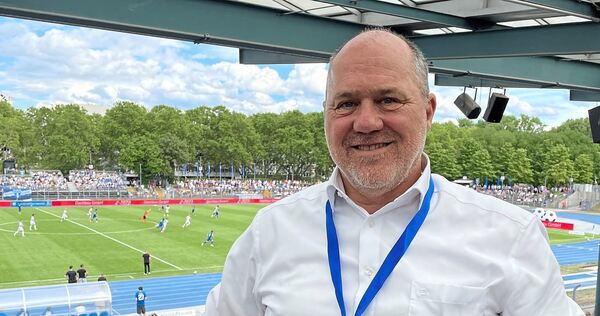 Alles im Blick: Hoch oben auf der Haupttribüne verfolgt der kaufmännische SGV-Geschäftsführer Manfred Bleile das Geschehen im He Screenreader