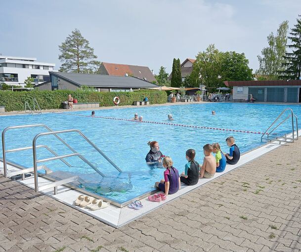 Wer gerne schwimmt, kann in Löchgau ungehindert seine Bahnen ziehen.