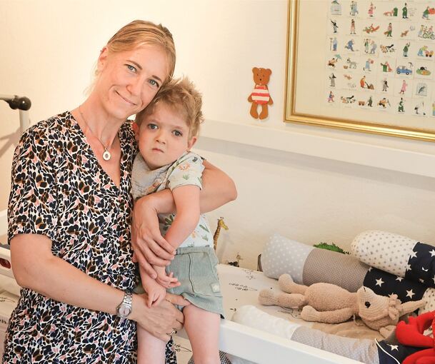 Auf seine Art ein aufgeweckter und sehr liebenswerter Junge: Léon Moormann und seine Mama Sarah.