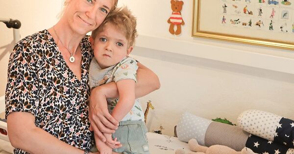 Auf seine Art ein aufgeweckter und sehr liebenswerter Junge: Léon Moormann und seine Mama Sarah. Auf seine Art ein aufgeweckter und sehr liebenswerter Junge: Léon Moormann und seine Mama Sarah.