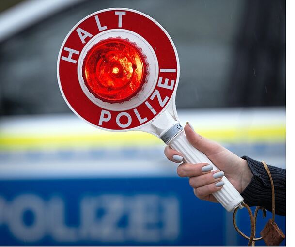 Eine Polizistin bei einer Verkehrskontrolle.