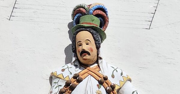 Frisch saniert: Die Narro-Figur an dem Gebäude in der Solitudestraße 9. Frisch saniert: Die Narro-Figur an dem Gebäude in der Solitudestraße 9.