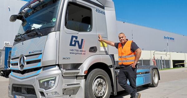 Fahrercoach Domenico De Rosa ist begeistert von den E-Lkw seiner Spedition Große-Vehne. Fahrercoach Domenico De Rosa ist begeistert von den E-Lkw seiner Spedition Große-Vehne.