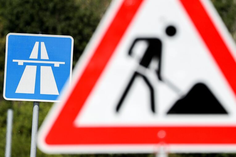 Symbolbild Bauarbeiten Autobahn Symbolbild Bauarbeiten Autobahn