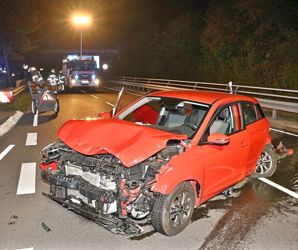 Beide am Unfall beteiligten Fahrzeuge müssen abgeschleppt werden. Beide am Unfall beteiligten Fahrzeuge müssen abgeschleppt werden.