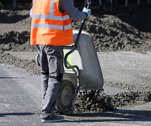 Keine professionelle Baufirma, wie auf dem Foto, sondern Betrüger waren in Enzweihingen und Mundelsheim unterwegs. Keine professionelle Baufirma, wie auf dem Foto, sondern Betrüger waren in Enzweihingen und Mundelsheim unterwegs.