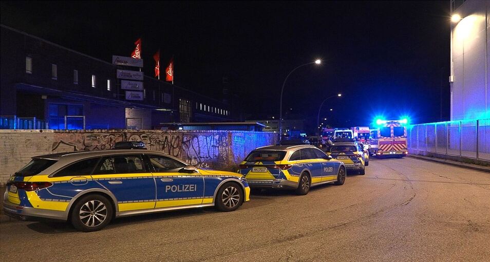 Polizeieinsatz auf Fabrikgelände in Hamburg Polizeieinsatz auf Fabrikgelände in Hamburg