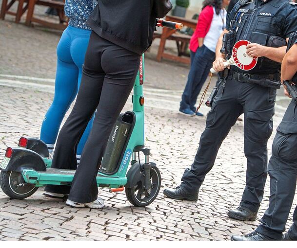 E-Scooter-Fahrerinnen werden von der Polizei kontrolliert. E-Scooter-Fahrerinnen werden von der Polizei kontrolliert.