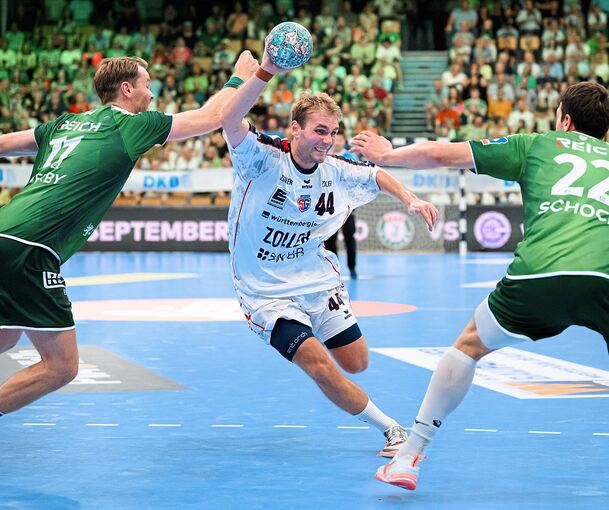 Mit Tempo zum Torabschluss: Bietigheims Mathias Larson (Mitte) tankt sich durch.