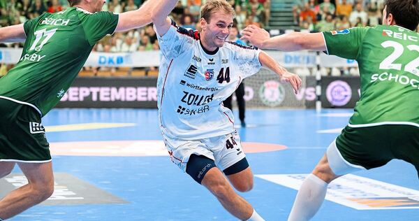 Mit Tempo zum Torabschluss: Bietigheims Mathias Larson (Mitte) tankt sich durch. Mit Tempo zum Torabschluss: Bietigheims Mathias Larson (Mitte) tankt sich durch.
