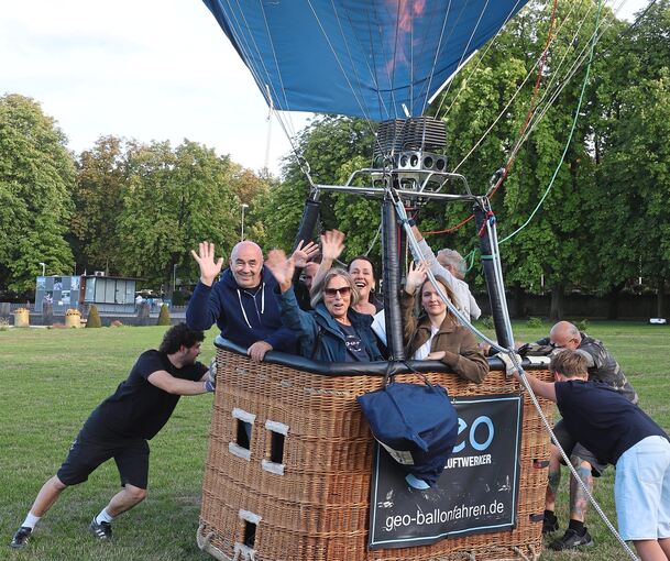 Eine Ballonfahrt, die ist lustig. Im Korb winken die Gewinner Ursula Rößle (mit Brille) und Uwe Glaninger (links) der Verlosung unserer Zeitung und Circus Roncalli.