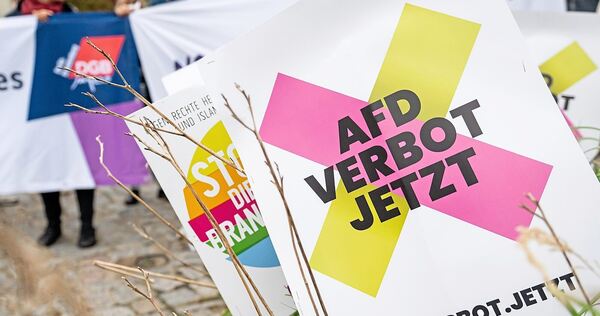 Sollte das Bundesverfassungsgericht ein AfD-Verbot prüfen? Es gibt Juristen, die am Erfolg eines Verbotsantrags zweifeln - aber Sollte das Bundesverfassungsgericht ein AfD-Verbot prüfen? Es gibt Juristen, die am Erfolg eines Verbotsantrags zweifeln - aber auch viele, die ihn für begründet und aussichtsreich halten.