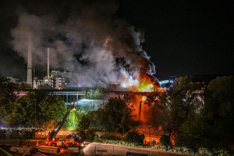 Lagerhallen-Brand in Ulm - Reifen gelagert