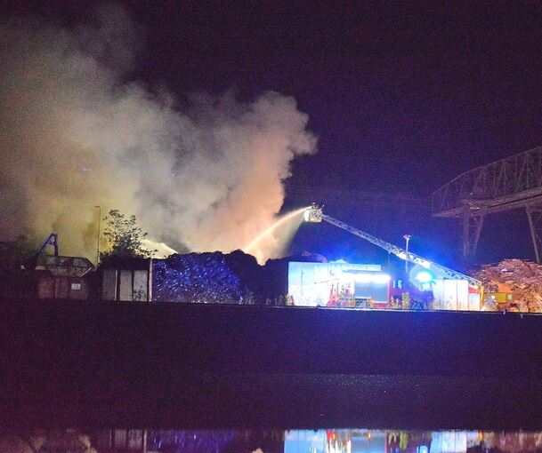 Die Feuerwehr löscht den Brand im Neckartal. Die Feuerwehr löscht den Brand im Neckartal.