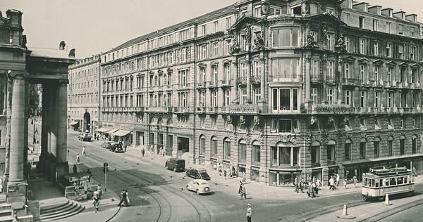 Rund 23.000 Vorstellungen unter fünf Intendanten gingen in dem markanten Bau an der Ecke Königsstraße und Bolzstraße seit 1951 über die Komödienbühne.