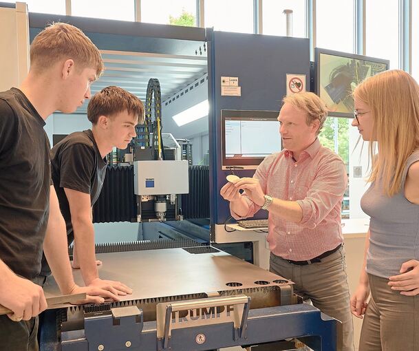 Man verschmelze die richtigen Daten mit der physischen Welt und kreiere intelligente Maschinen – Trumpf-Ausbildungsleiter Jens Ottnad arbeitet mit Nachwuchstalenten an Technologien der Zukunft.
