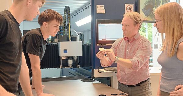 Man verschmelze die richtigen Daten mit der physischen Welt und kreiere intelligente Maschinen – Trumpf-Ausbildungsleiter Jens Ottnad arbeitet mit Nachwuchstalenten an Technologien der Zukunft.