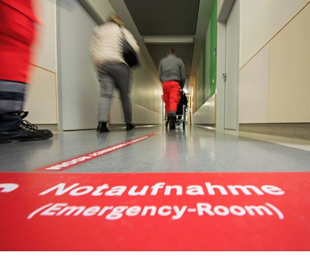 Eine Sepsis muss vor allem schnell behandelt werden, oft müssen Betroffene in die Notaufnahme eines Krankenhauses.