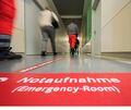 Eine Sepsis muss vor allem schnell behandelt werden, oft müssen Betroffene in die Notaufnahme eines Krankenhauses. Eine Sepsis muss vor allem schnell behandelt werden, oft müssen Betroffene in die Notaufnahme eines Krankenhauses.
