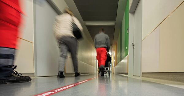 Eine Sepsis muss vor allem schnell behandelt werden, oft müssen Betroffene in die Notaufnahme eines Krankenhauses.
